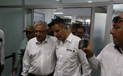 AMLO llega a Oaxaca y lo recibe el gobernador Alejandro Murat