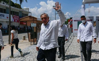 Pide a compañías del Tren Interoceánico cumplir contratos: AMLO