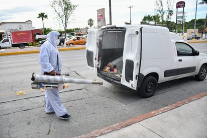 Siguen desinfectando los vehículos sin costo alguno