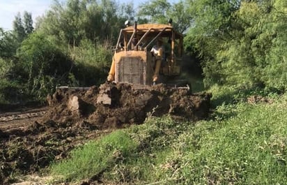 Rehabilitan caminos,  brechas y bordos en  Ejido Lamadrid