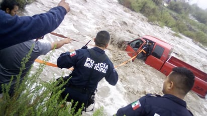 Policía Municipal de Saltillo salvan a papá e hijo de ser arrastrados por la corriente (Vídeo)