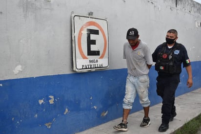 Se tomaba una cerveza en la calle