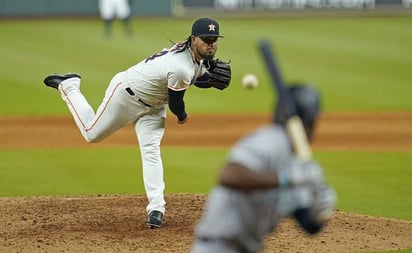 Roberto Osuna logra su primer salvamento de la temporada