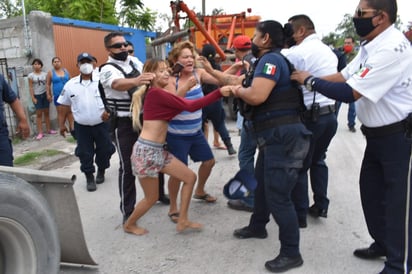 Riña campal entre policías y vecinos de la Hipódromo 