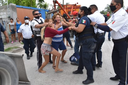 Batalla campal entre Policías y ciudadanos