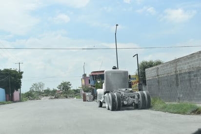 Roban trailer con carga de placas de acero, recuperan solo el tractocamión