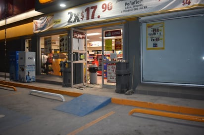 A punta de pistola roban tienda 