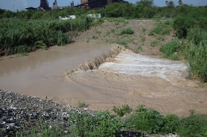 La creciente en el río Monclova movilizó a bomberos 