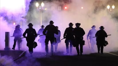 Queman biblias y banderas, manifestantes de Portland 