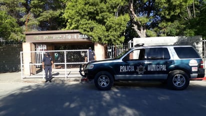 Vigilan las  escuelas  vecinos y  policías 