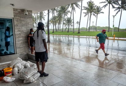 Tormenta Isaías pasa sin tocar la costa este de Florida