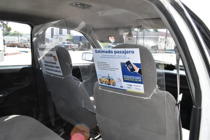 Micas en unidades de taxis evitan contagios de COVID-19