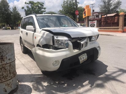 Se pasa luz roja y choca