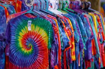 Transforma tu ropa en casa con el método tie-dye