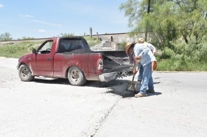 Tapan baches que salieron con las lluvias de ‘Hanna’ 