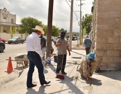 Mejoran banquetas en el centro de Frontera y calles en la ‘Diana Laura’