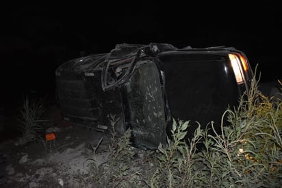 Cae con camioneta al Río