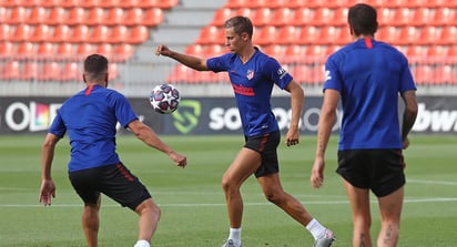 El Atlético de Madrid, ya en Lisboa tras una discreta bienvenida