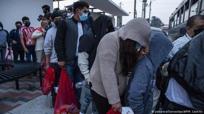 Más de 1,000 inmigrantes detenidos en EU tienen COVID-19