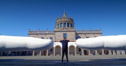 Escultor mexicano Rivelino interviene parque en Ciudad de México