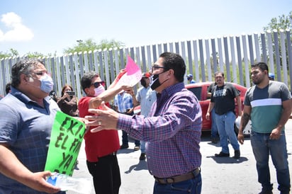 Bloquean calle en Monclova ex obreros de AHMSA; exigen finiquitos: Exigen en protesta pago de finiquitos y desmienten declaraciones de las secciones 147 y 288.