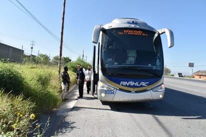 Baja policía a pasajeros de  autobús para una revisión 