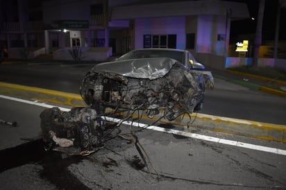 Destroza vehículo ajeno en puente