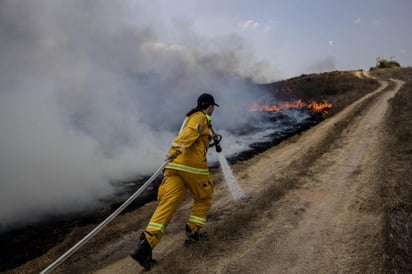 Israel bombardea Gaza en respuesta a globos incendiarios