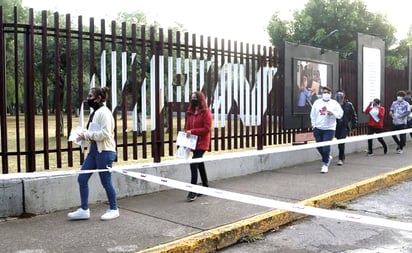 'Sí tenemos miedo, pero no queda de otra', dicen familiares de aspirantes a bachillerato