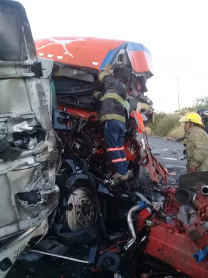 Pierde la vida en aparatosa volcadura en libramiento de Monclova 