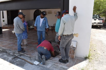 Piedra en el drenaje provoca brote de aguas negras en la independencia de Castaños 