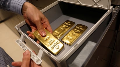 Precio del oro llega a los 2,000 dolares por onza