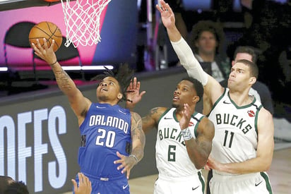 Magic sorprende y gana a Bucks