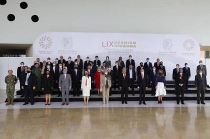  AMLO y dos gobernadores más en foto oficial salen sin cubrebocas