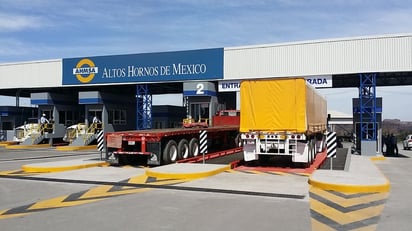 Transportistas sufren la falta de pago de AHMSA 