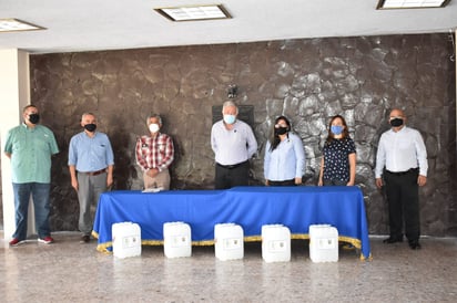 Entrega Fime gel antibacterial a escuelas de la UAdeC