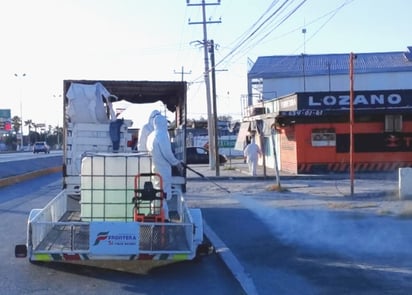 Sanitizan calles de la Sierrita varias avenidas y Carretera 30