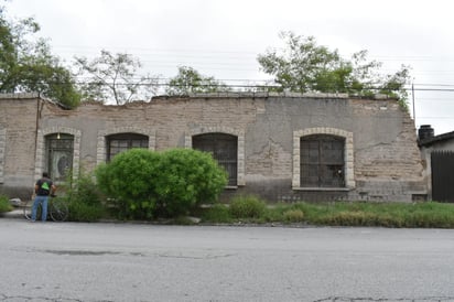 A punto del colapso casas antiguas en la zona centro de Frontera 