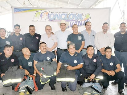 Reconoce Alfredo Paredes a Bomberos hoy en su día