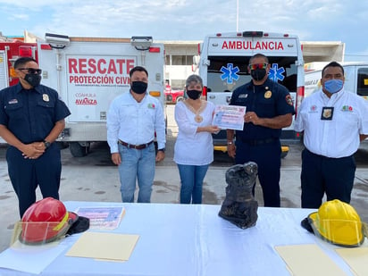 Reconoce Gladys la labor loable de sus Bomberos y entrega reconocimientos