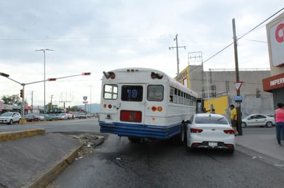 Se va por el acotamiento y choca