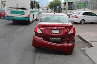 Se pasa luz roja y causa accidente