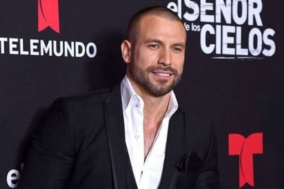 Rafael Amaya sorprende en video de Tik Tok como 'Señor de los Cielos'