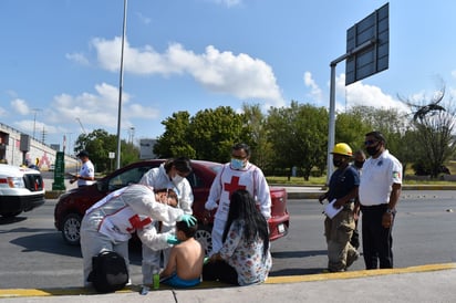 Ignora semáforo en rojo y causa accidente 