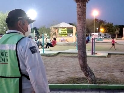 Vigilan de  noche, plazas parques y jardines