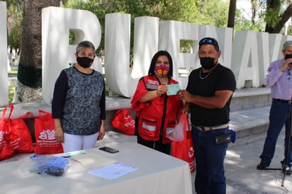 Taxistas reciben vales de gasolina