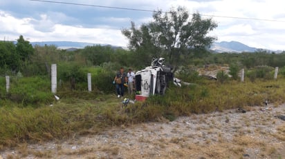 Mueren dos personas en fatal volcadura sobre la carretera 53 : El accidente dejó, además, tres heridos de gravedad que se debaten entre la vida y la muerte