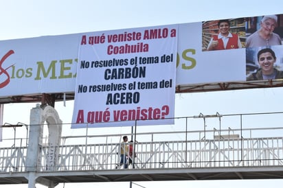 Con mantas reclaman a AMLO los temas de acero y carbón 