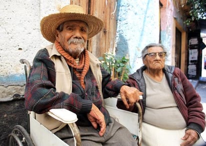 Apoyan autoridades a los abuelos en su día 