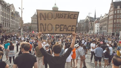 Al menos 300 manifestantes marchan en Londres en contra del racismo